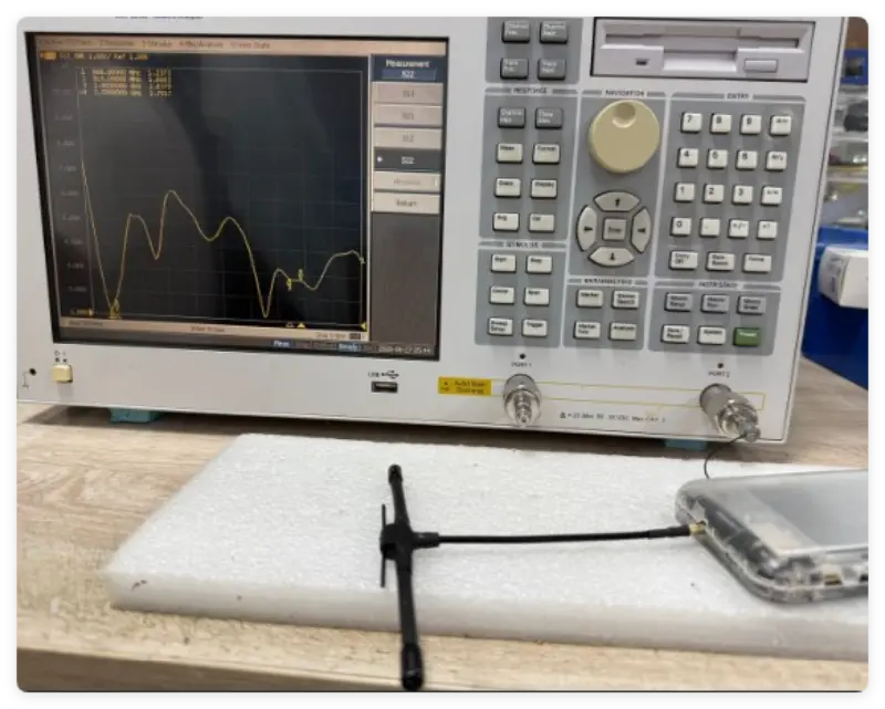 Cén fáth go bhfuil sé riachtanach aird a thabhairt ar an VSWR (Voltage Standing Wave Cóimheas) nuair a bhíonn antenna á roghnú agat?